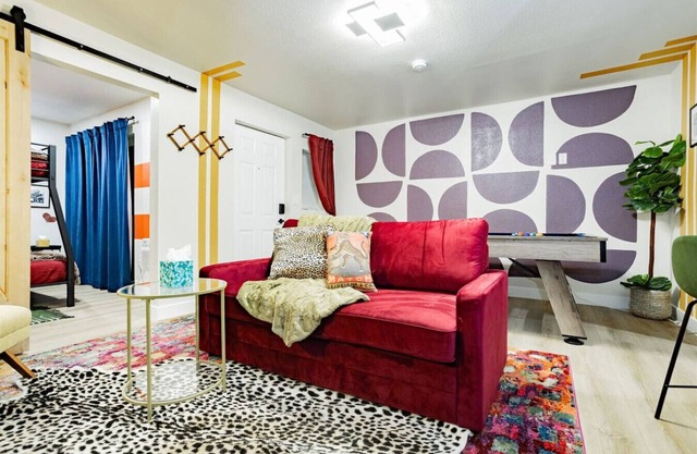 Artsy Vegas Hideaway: Pool Table & Prime Location
