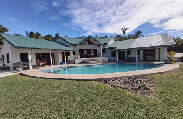 Asbolute oceanfront luxury villa and swimming pool