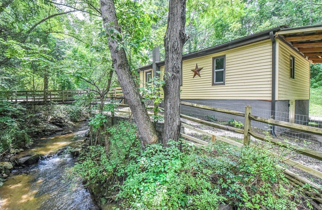 Asheville Creekside, 15 mins 2 Downtown, Hot Tub/Fire Pit/Fenced Yard for dogs!