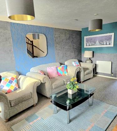Ashford Luxury Town Retreat-Free Parking -Super Fast Wifi, Spacious, Back Garden & Garden Chairs
