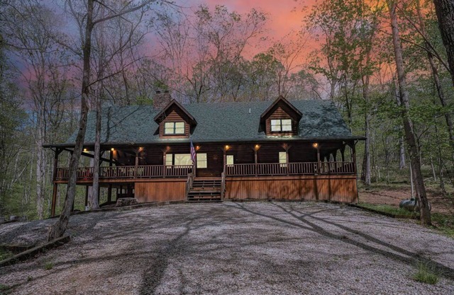 Aspen Hollow Lodge: Luxurious 5 Bedroom/4 Bathroom Space for 18 in Hocking Hills