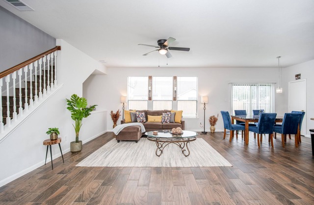 Astonishing Oasis in Houston, 4 Bdrm/2.5 Bath/Pool table/Office/Backyard