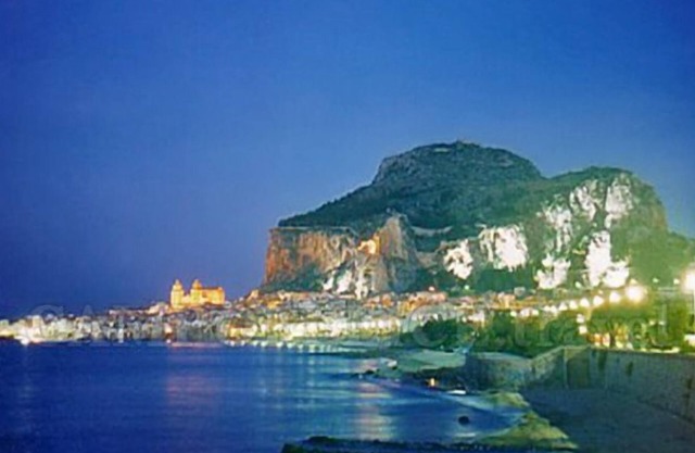 At 20 METERS (REAL!) from the BEACH with DIRECT ACCESS! 10 minutes from Cefalu
