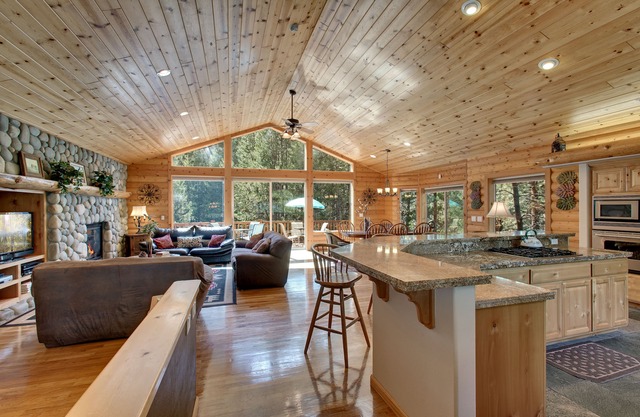 At Home in the Mountains , 7 bdrms 5 baths, Hot tub, Sauna, Steam rm & more