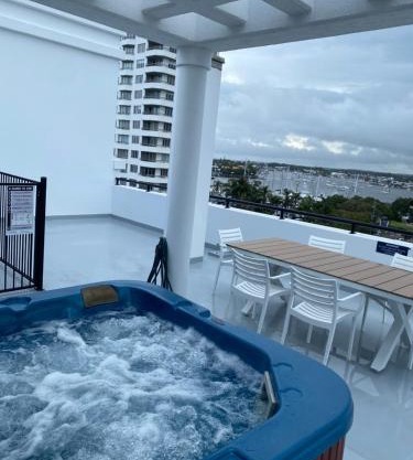 At The Beach Mooloolaba, Private Rooftop With Spa, 50m to Beach, Surfclub and Esplanade