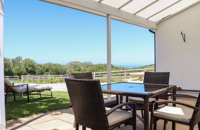 ATLANTIC VIEW, pet friendly, with a garden in Bude