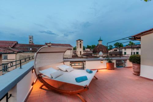 Attico con grande terrazza sulla città