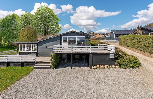 Attractive cottage with beautiful winter garden and sea view near the beach.