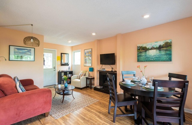 ATX House: King bed, Deck; .33 mi to Zilker Park & Barton Springs; @2 mi to DT!