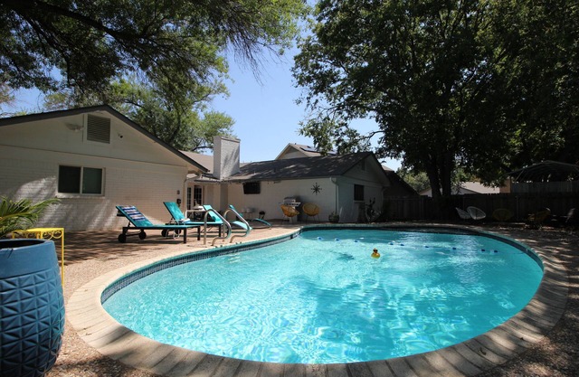 ATX house & pool - minutes from 6th/UT/Q2/Domain