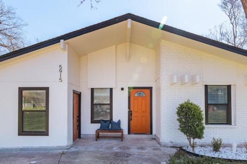 ATX Summer 4 Big Group Sleeps10 King Bed & Rain shower, Walk 2 SoCO Eateries