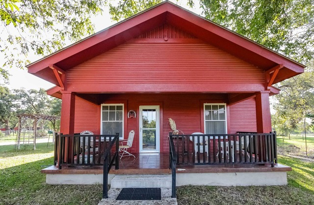 'August Schmidt' Fredericksburg Cottage w/Hot Tub