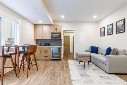 Aurora Lite - Brand new suite with private entrance