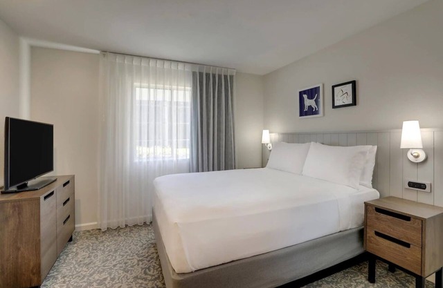 Auspicious Business Retreat! w/BBQ facilities Minutes From San Francisco Bay