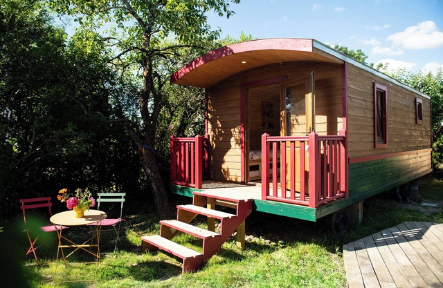 Authentic caravan, swimming pool and garden, between La Rochelle and the Marais Poitevin