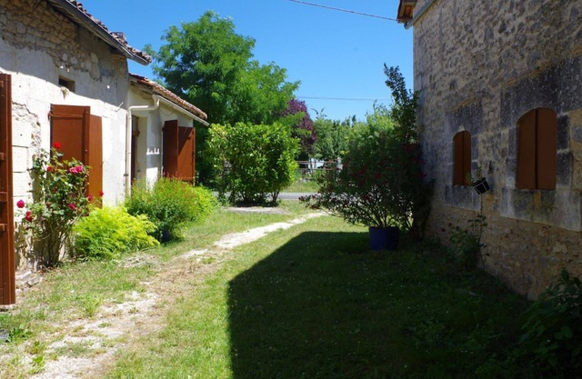 Authentic charm, ideal for cousins, but adaptable, in a quiet hamlet