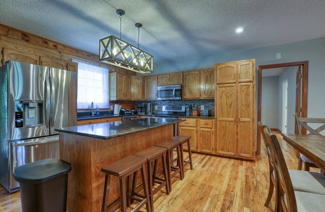 Authentic Log Cabin Hot Tub! Mountain Views! Fire Pit! Fireplace! All One level!