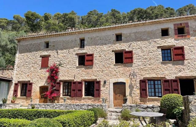 Authentic Mas in the middle of a magnificent property. Impressive view.
