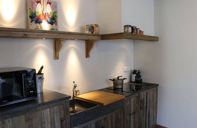 Authentic private cottage, beach a 15-minute walk 😍!
