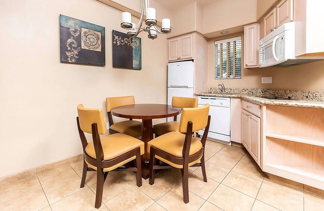 Authentic Southwest Getaway! Full Kitchen, Swimming Pool, Free Parking!