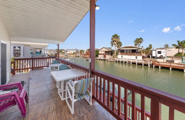 Avail for Spring! Mermaid Manor- Cozy Waterfront Getaway