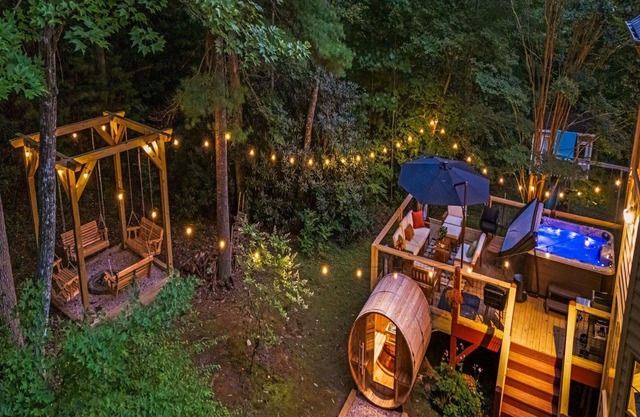 AVL Estate: 5K sq ft, Golf Sim, Speakeasy, Hot Tub, Sauna, Sleeps 20 + 2 pets