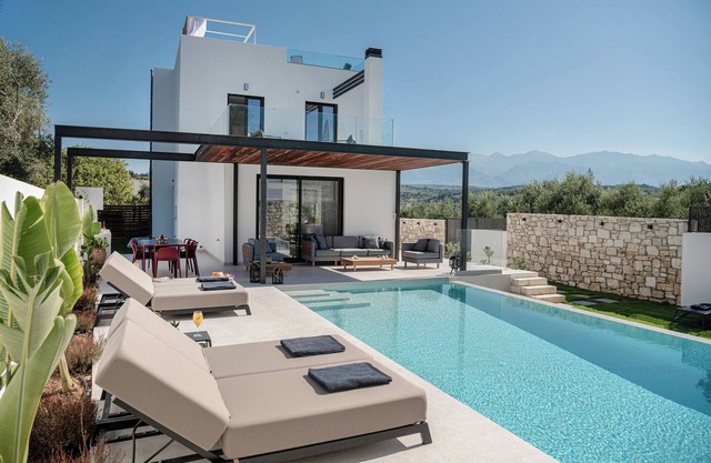 AVRILIA SEASIDE VILLA ,140 MTRS FROM BEACH, HEATED POOL, , JACUZZI, GARDEN