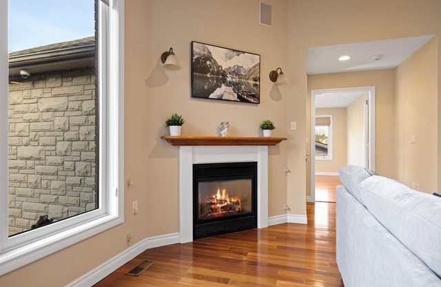 Awesome 4BR Brantford Home ~ Hot Tub ~ Pool Room