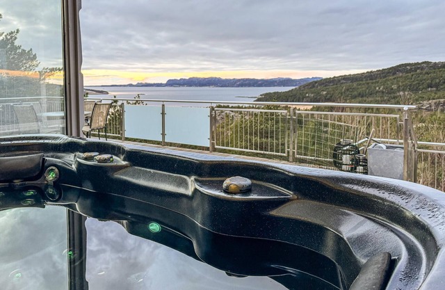 Awesome home in Fevåg with WiFi