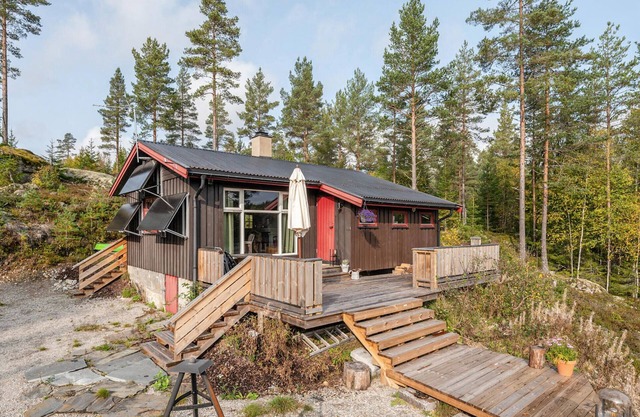 Awesome home in Setskog with lake view