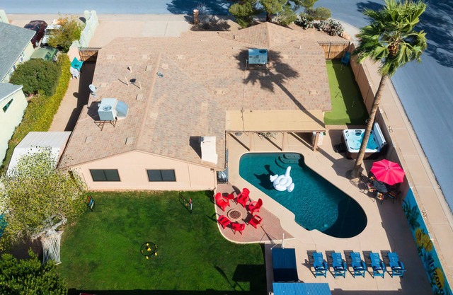 Awesome Remodel! 5Br+BonusRm+3Kings+Backyard Oasis: Htd Pool,HotTub,BBQ,Golf,SUV