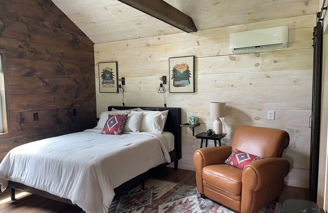 Ayers' Acres ~ Cabin 4, cozy cabin for 2 near Corning-Watkins Glen-Finger Lakes