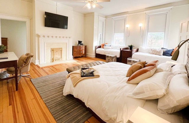 Azalea Suite at Truitt Vanderbilt Club sleeps 6!