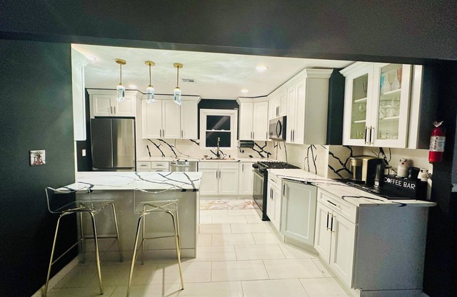 B&E Luxury Suite 201