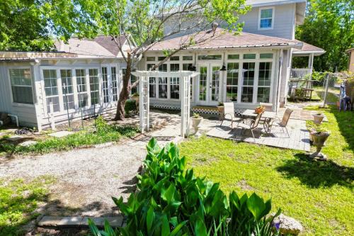 Backyard, Deck and Fire Pit Conroe Getaway