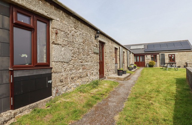 BADGERS SETT, family friendly, country holiday cottage in Lanivet