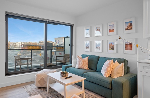 "Baja Blast" 2BR |Mins to Saddledome | Rooftop Patio