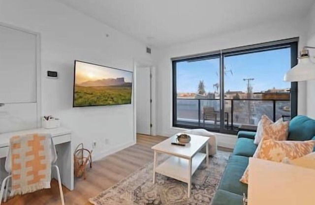 "Baja Blast" 2BR |Mins to Stampede | Rooftop Patio