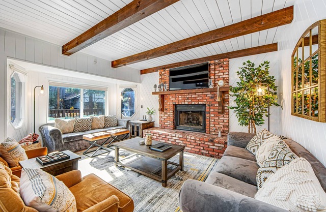 Balboa at Big Bear – Stylish Cabin with Hot Tub, Game Loft & Private Sports Court