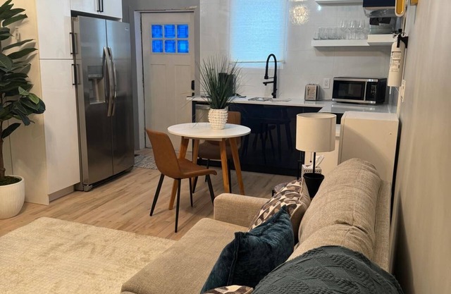 Baldwin's Bijou Studio Apartment w/a/c, queen bed