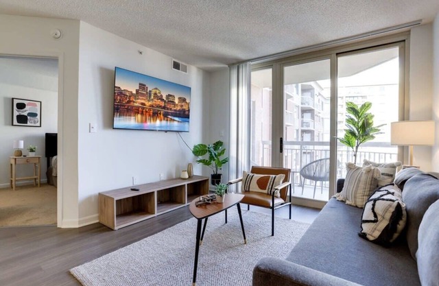 Ballston local vibe/Stay near Metro