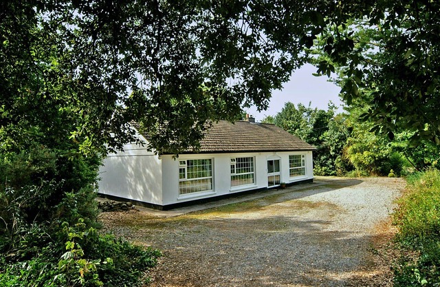 Ballyboy Cottage - Three Bedroom House, Sleeps 6