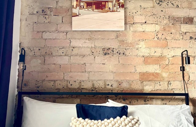 Balmain Studio | Sleeps 7 | AC + Parking | Central