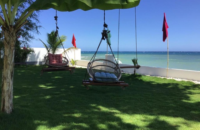 BambooBeachVilla1 AC New OCEANFRONT POOL sunsetview garden kitchen SATELLITE STARLINK WI-FI
