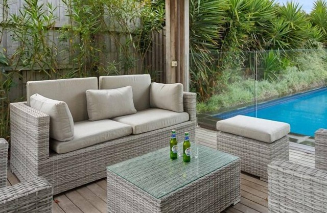 Banksia House - modern luxury with fireplace and pool