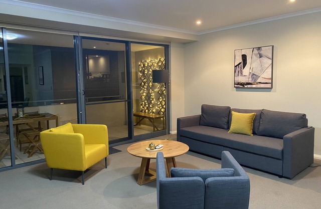 Bannister Apartment in vibrant central Fremantle. Parking, WiFi, Smart tv's
