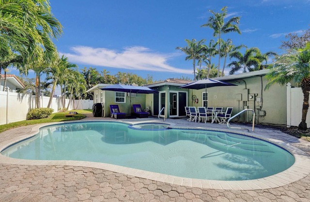 Barefoot Villa 🏖️ Poolside Paradise + Hot Tub