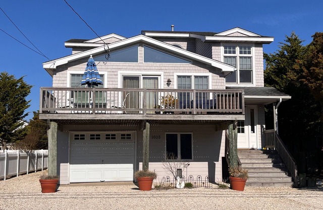 Barnegat Light Beauty, Steps from the Beach, Gracious & Comfortable Family Space