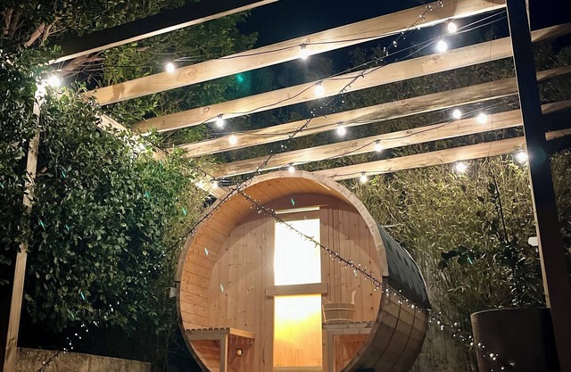 Barrel Sauna, Wood-fired pizza Oven, Bay Views, Fire pit, Play Set, Pet Friendly