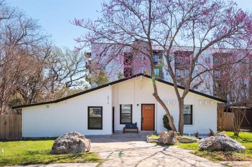 BartonSwim Sleeps7, Comfy Beds, Rain Shower, SoCO Best Eateries